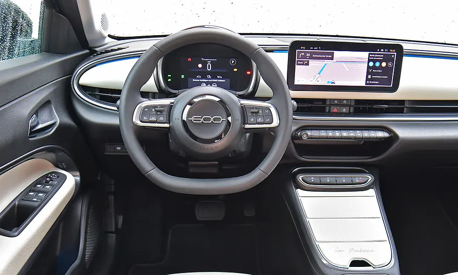 Blick auf die Armaturen im Innenraum des Fiat 600e.