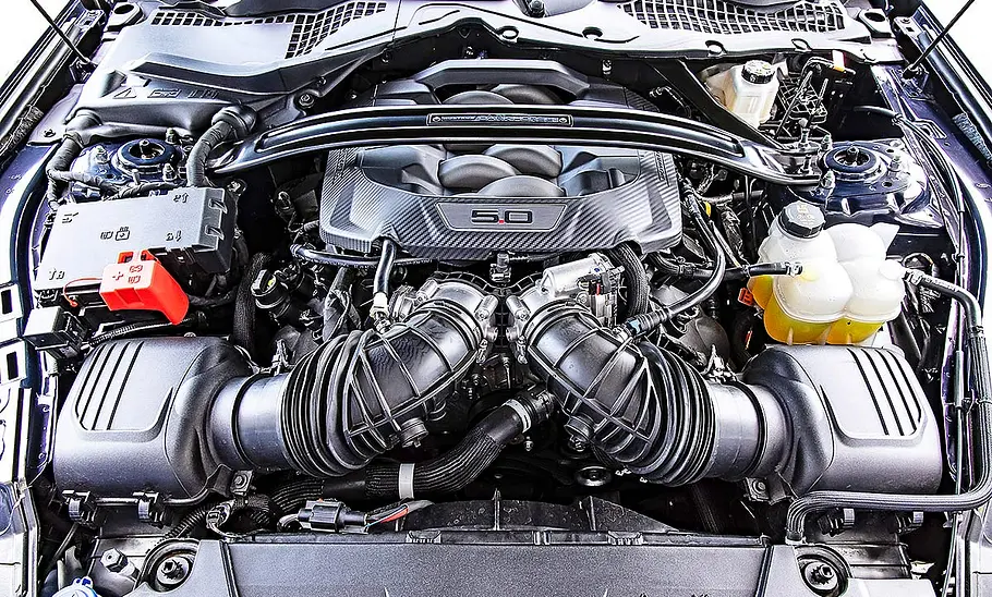 Blick in den Motorraum des Ford Mustang Dark Horse.