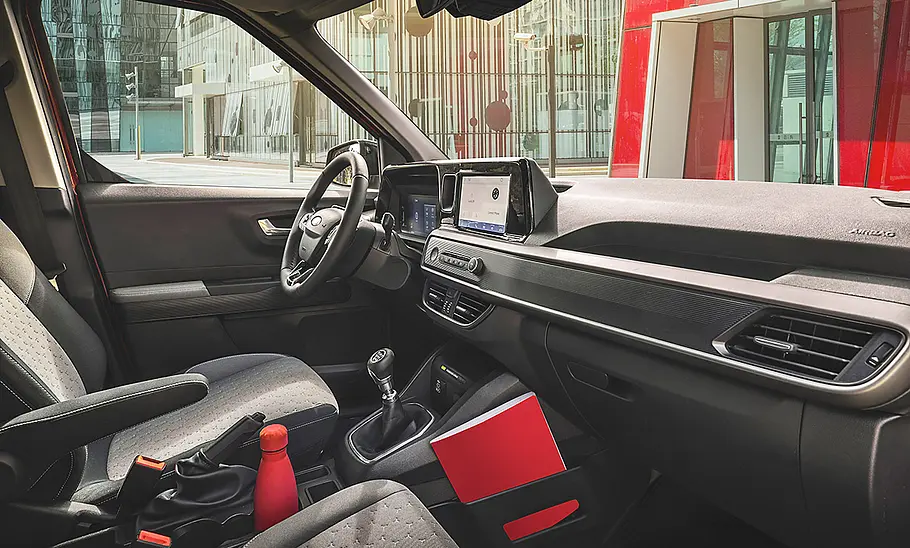 Das Armaturenbrett des Ford Transit Courier (2024).