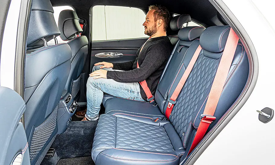 Genesis GV70 Blick in den Innenraum auf die Rücksitze Genesis GV70.