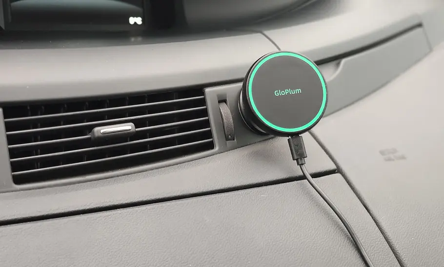 Handyhalterung fürs Auto mit Ladefunktion im Test Der GloPlum Wireless Car Charger am Armaturenbrett.