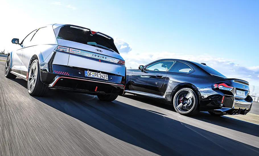 Hyundai Ioniq 5 N/BMW M2; fahren von hinten