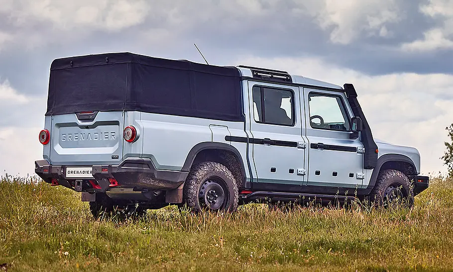 Ineos Grenadier Quartermaster (2023) Der Ineos Grenadier Quartermaster (2023) statisch von schräg hinten im Gelände fotografiert; diesmal mit Hardtop über der Ladefläche.