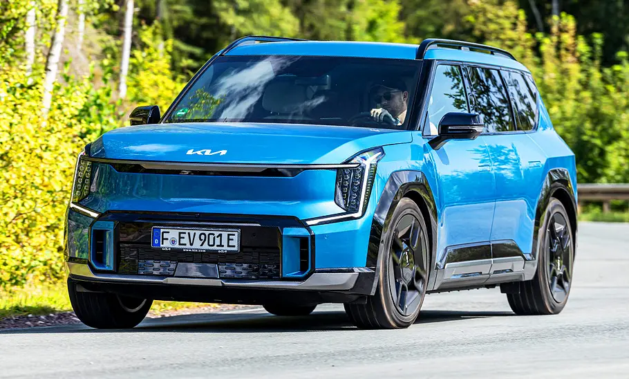Der Kia EV9 auf der Landstraße, von schräg vorne fotografiert.