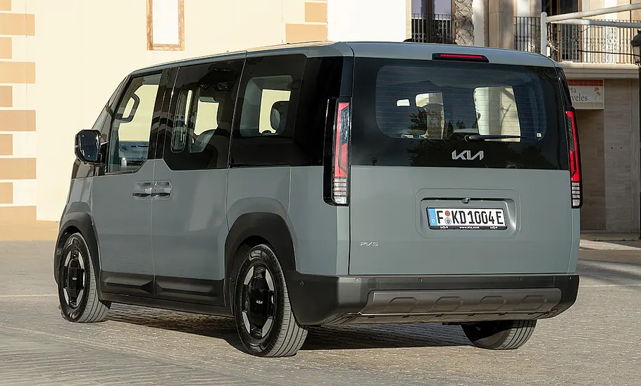 Der Kia PV5 Passenger (2025), statisch von hinten links fotografiert.