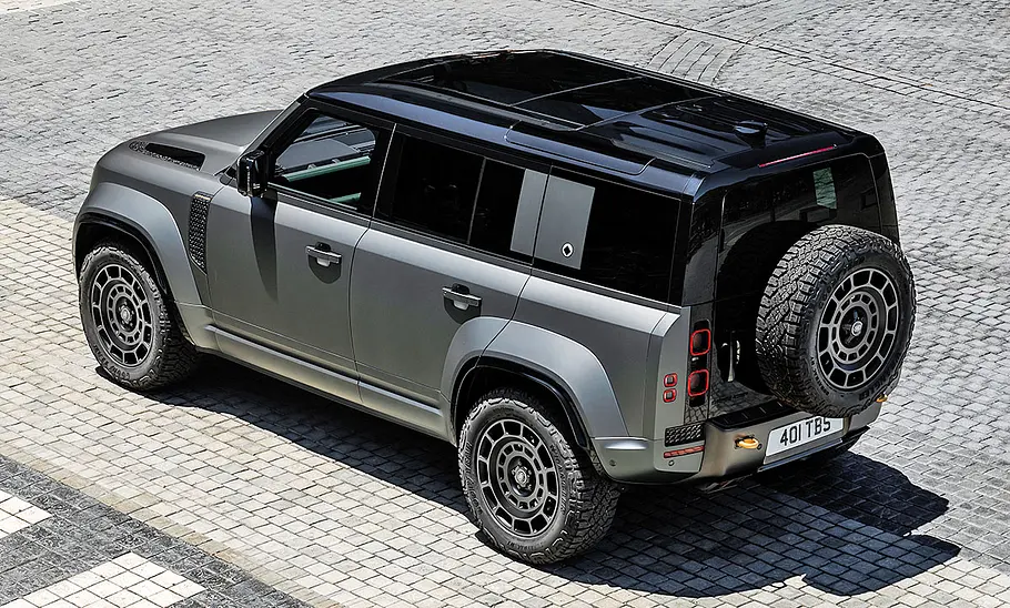 Land Rover Defender Octa (2024) steht auf Kopfsteinpflaster. Ansicht von schräg oben links.