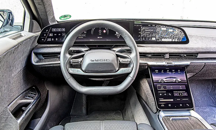 Blick auf die Armaturen im Innenraum des Lucid Air.