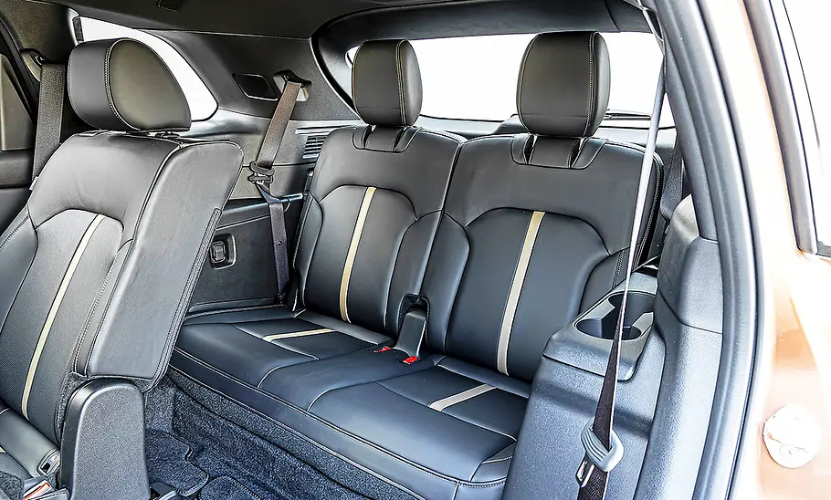 Mazda CX-80 Blick auf die dritte Sitzreihe im Innenraum des Mazda CX-80.