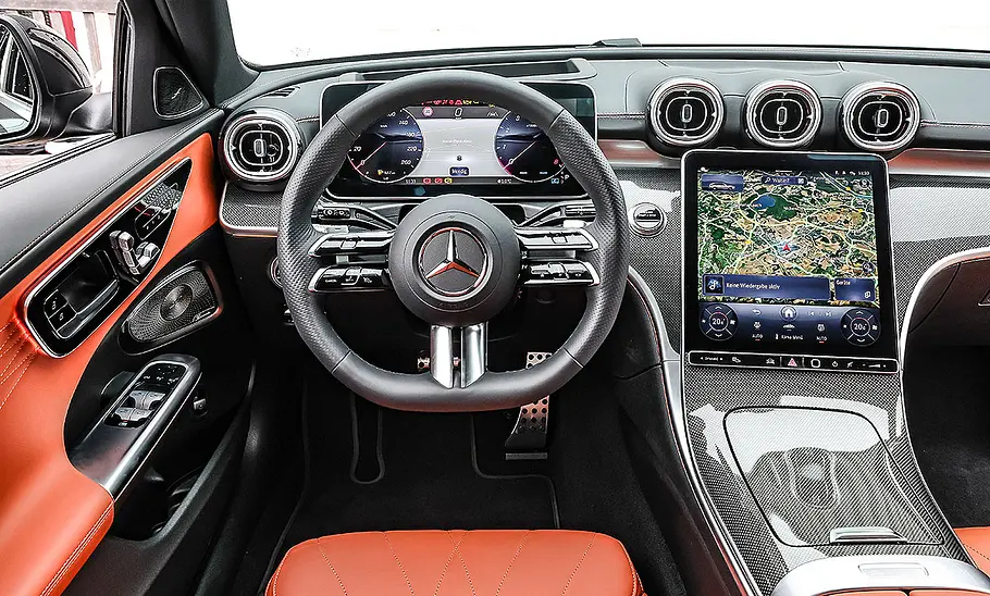 Blick auf die Armaturen im Innenraum des Mercedes C300 T-Modell.