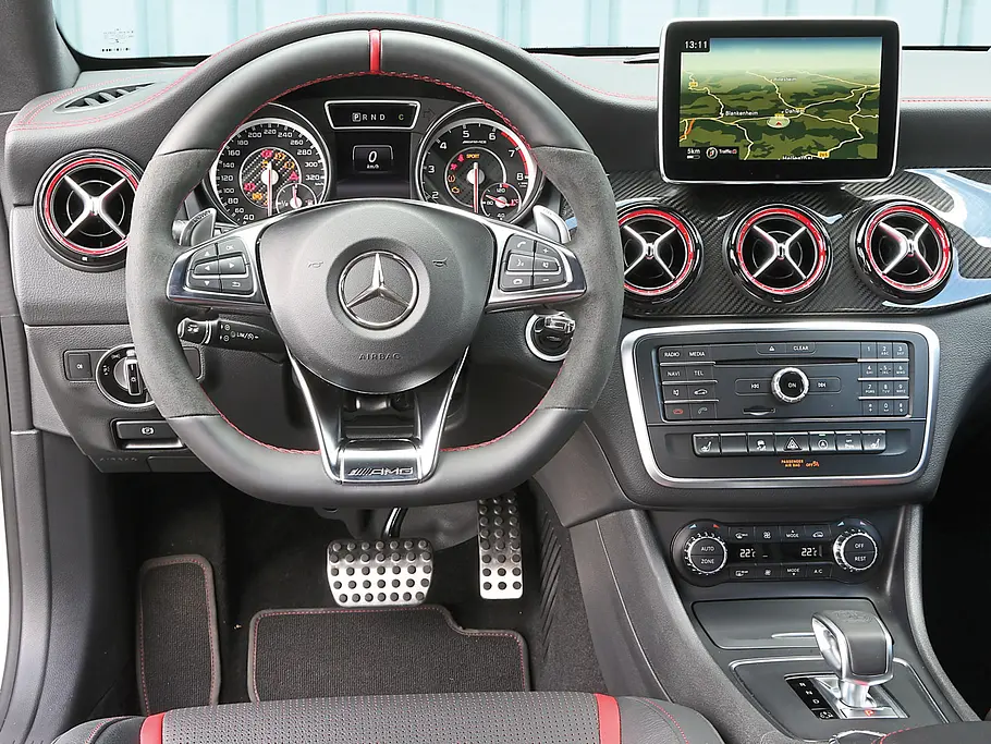 Mercedes CLA 45 AMG Shooting Brake Vergleichstest Innenraum Cockpit