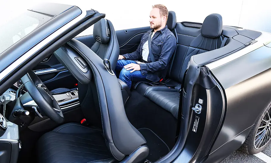 Mercedes CLE Cabriolet; Innenraum; Innenansicht; Interieur; Cockpit; Lenkrad; Sitze; Rücksitze; Person auf Rücksitzbank