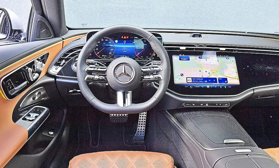 Blick auf die Armaturen im Innenraum der Mercedes E-Klasse T-Modell.
