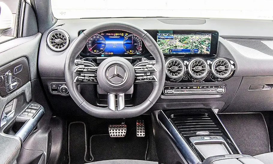Mercedes GLA Blick auf die Armaturen im Innenraum des Mercedes GLA.