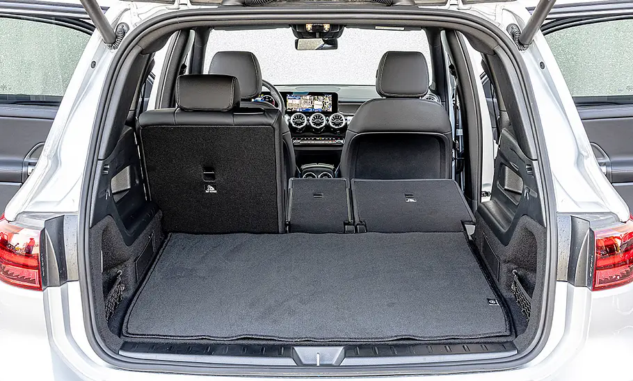 Mercedes GLB Der Kofferraum des Mercedes GLB mit teilweise umgeklappter Rücksitzbank.