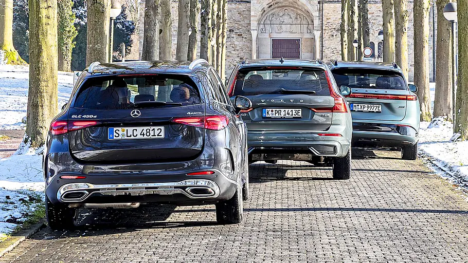 Blick von hinten auf die drei fahrenden Mittelklasse-SUV Mercedes GLC, Volvo XC60 und Xpeng G9.