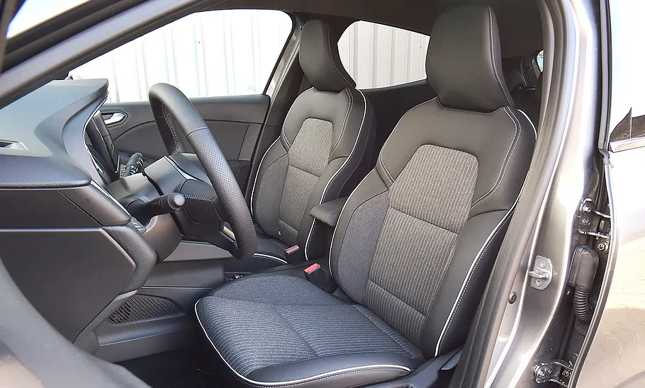 Die vorderen Sitze des Mitsubishi Colt Hybrid.