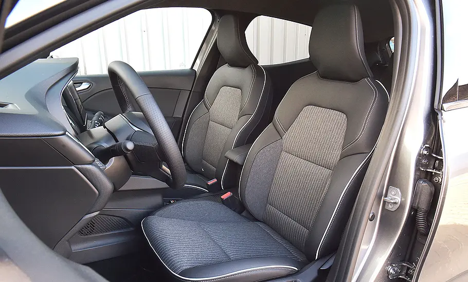Die vorderen Sitze des Mitsubishi Colt, durch die geöffnete Fahrertür fotografiert.
