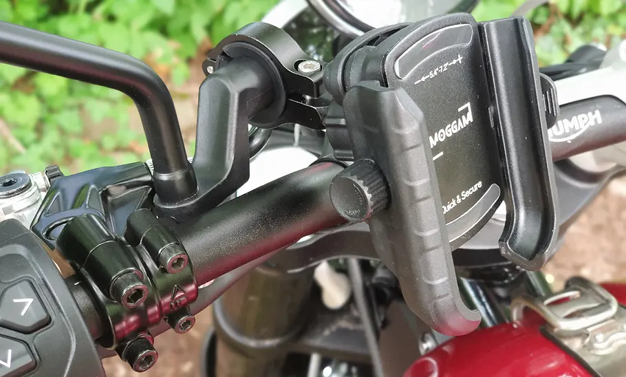 Handyhalter von Moggam im Test, fotografiert ohne Handy am Rückspiegel eines Motorrads.