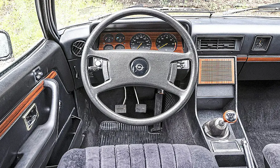 Das Cockpit des Opel Commodore GS/E Coupé.