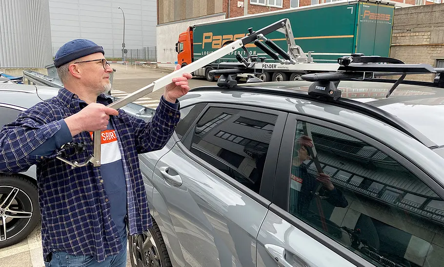Test-Redakteur steht beim Einsetzen des Hebels am Pender Ebikelifters auf der rechten Seite des Testwagens.