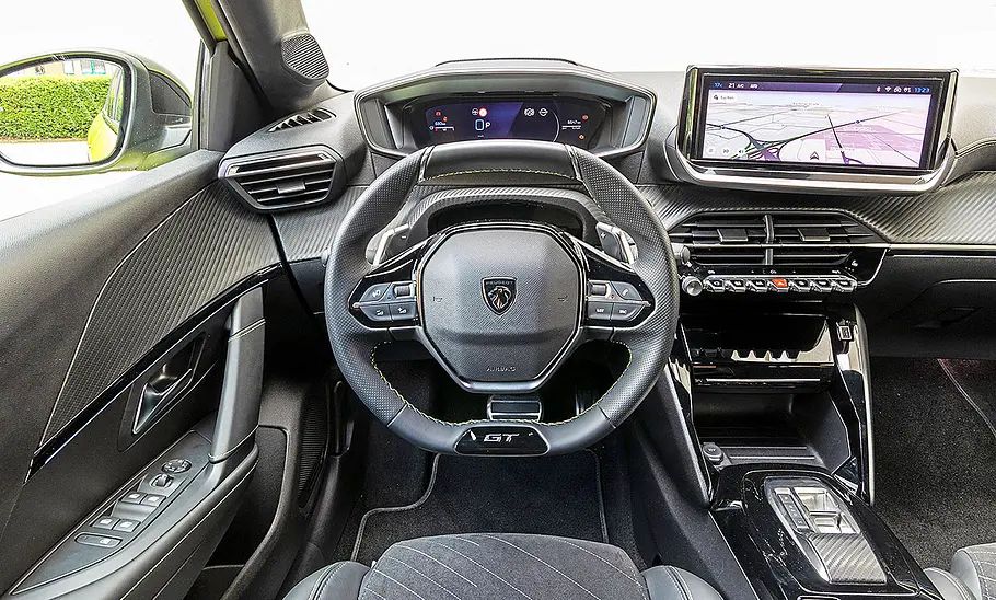 Blick auf die Armaturen im Innenraum des Peugeot 208.