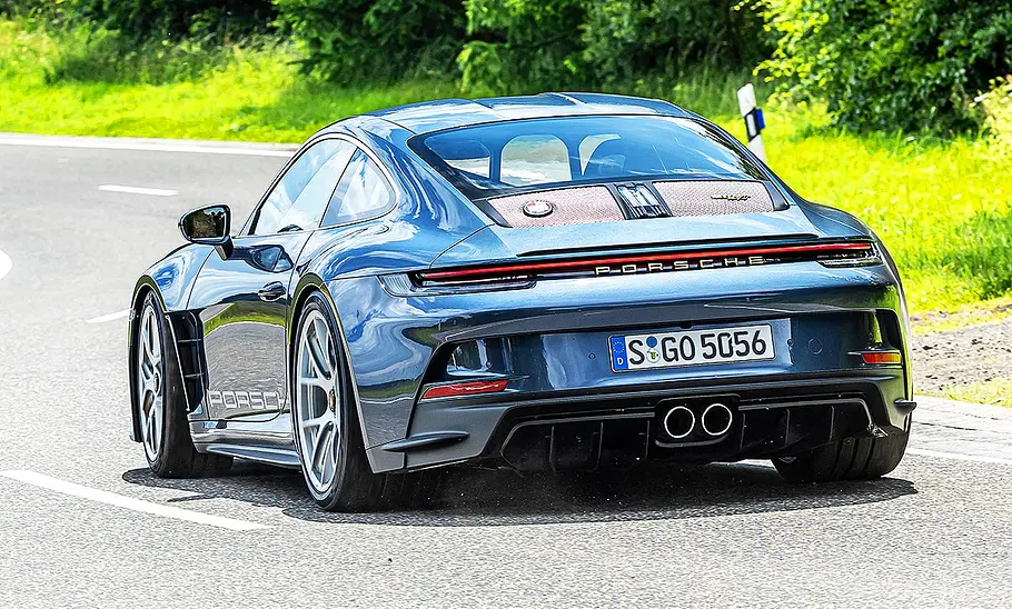 Porsche 911 S/T Porsche 911 S/T auf asphaltierter Straße fahrend, Ansicht von hinten links