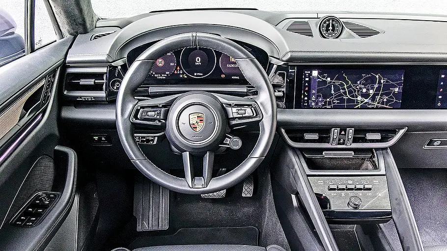 Porsche Macan Blick auf die Armaturen im Innenraum des Porsche Macan.