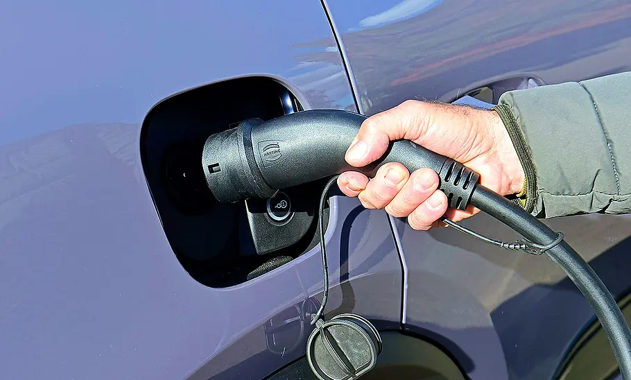 Porsche Macan Electric Detailansicht vom Ladeanschluss des Porsche Macan Electric.