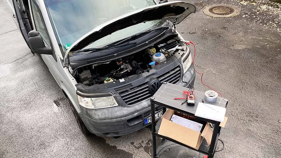 Starthilfe-Powerbanks im Test Der Testwagen, ein VW Bus vom Typ T5, von schräg oben fotografiert.