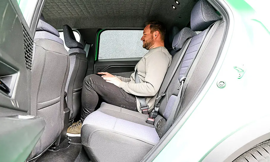 Blick auf die Fondsitze im Innenraum des Renault 5.
