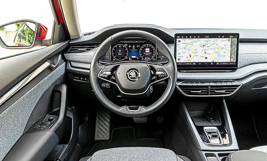 Blick auf die Armaturen im Innenraum des Skoda Octavia Combi.