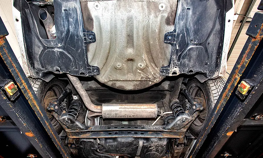 Skoda Octavia (2013) Die hinteren Radaufhängungen und der Auspuff des Skoda Octavia (2013) in der Detailaufnahme, von unten fotografiert.