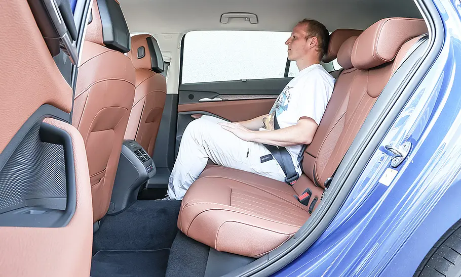 Skoda Superb Combi; Rücksitzbank mit Person