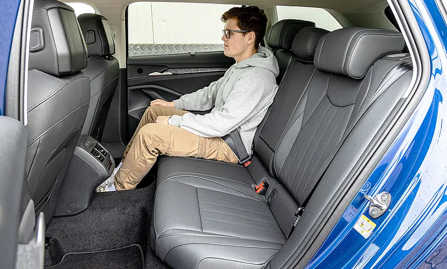 Skoda Superb Combi; Rücksitzbank mit Person