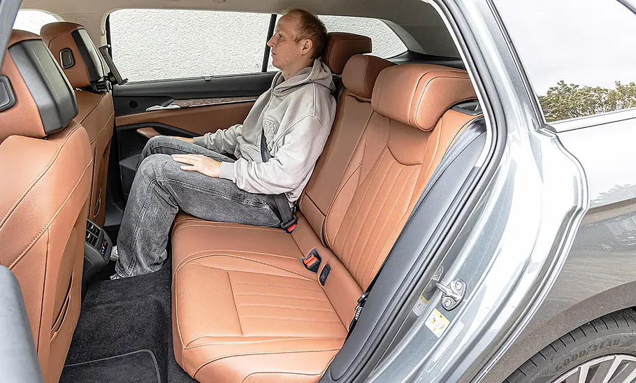 Skoda Superb Combi Eine Person sitzt im Fond des Skoda Superb Combi.