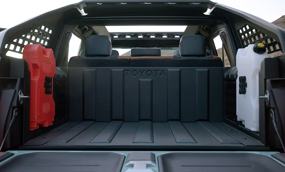 Die Ladefläche des Toyota Land Cruiser ROX. Links und rechts integriert sind Kanister für Benzin und Wasser.