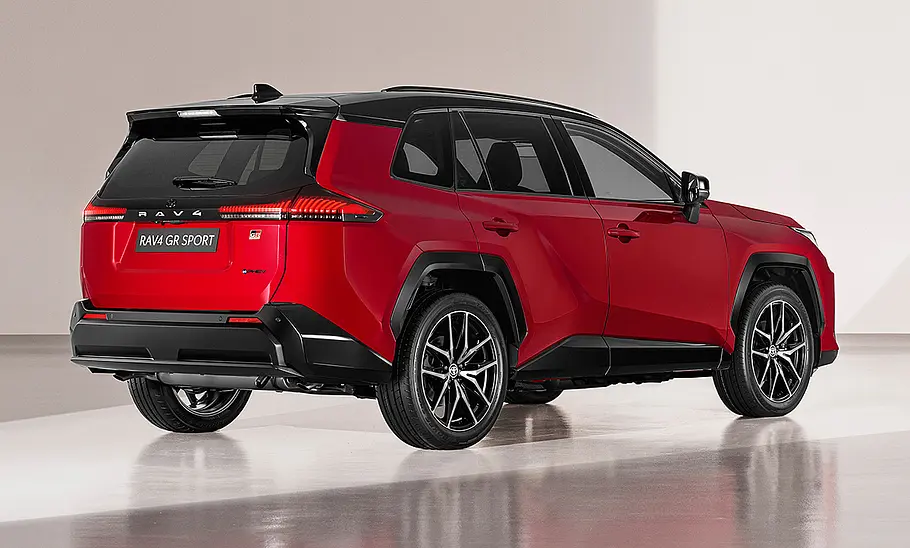 Toyota RAV4 GR Sport (2026) steht im Studio, Ansicht hinten rechts.