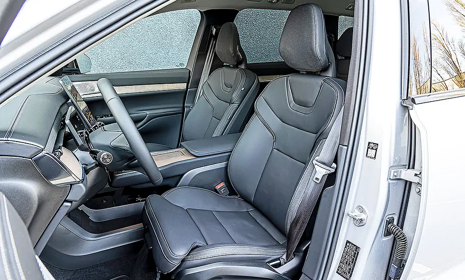 Blick auf die Vordersitze im Innenraum des Volvo EX90.