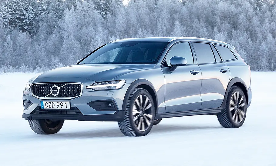 Der Volvo V60 Cross Country (2018) steht in einer verschneiden Umgebung, von vorne links fotografiert.
