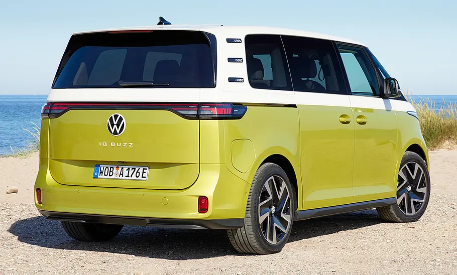 VW ID. Buzz Der VW ID. Buzz steht an einer Küste, statisch von hinten rechts fotografiert.