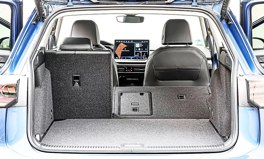 Blick in den Kofferraum des VW Golf Variant.