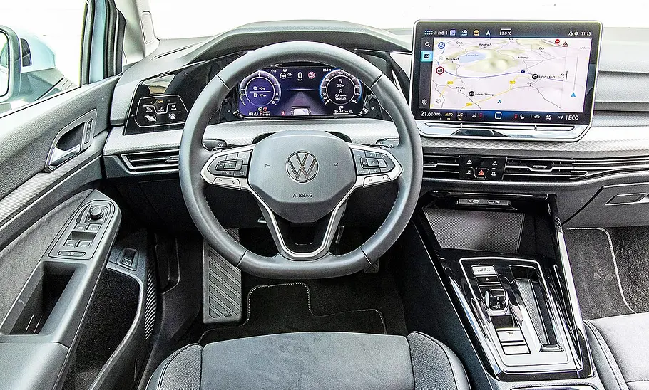 Blick auf die Armaturen im Innenraum des VW Golf.