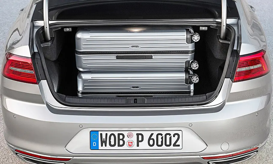 VW Passat (2014) VW Passat (2014); Kofferraum beladen mit zwei Koffern