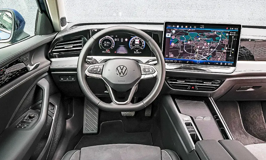 Blick auf die Armaturen im Innenraum des VW Passat 1.5 eHybrid.