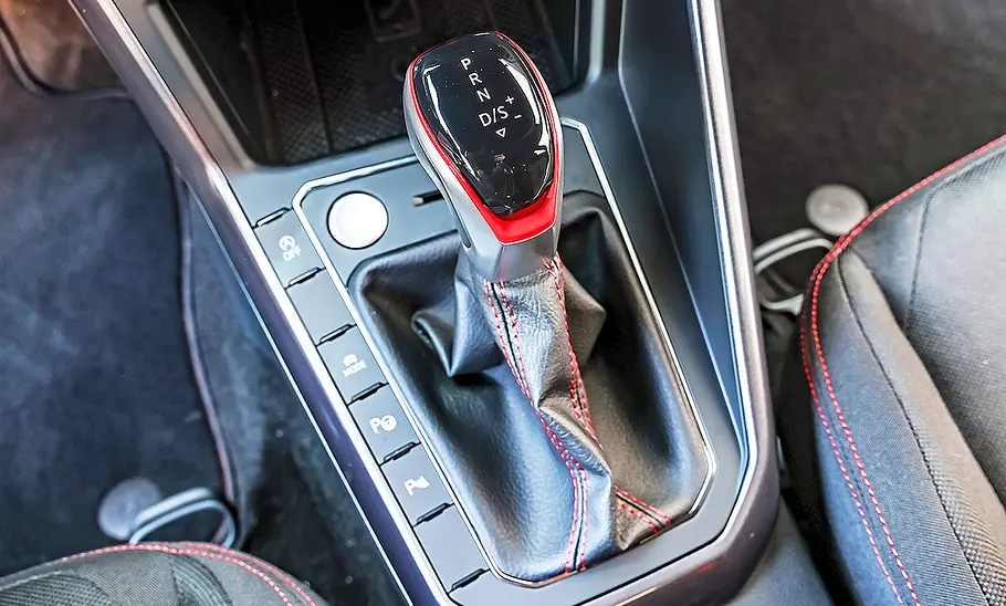 Blick auf den Handschaltknüppel im Innenraum des VW Polo GTI.
