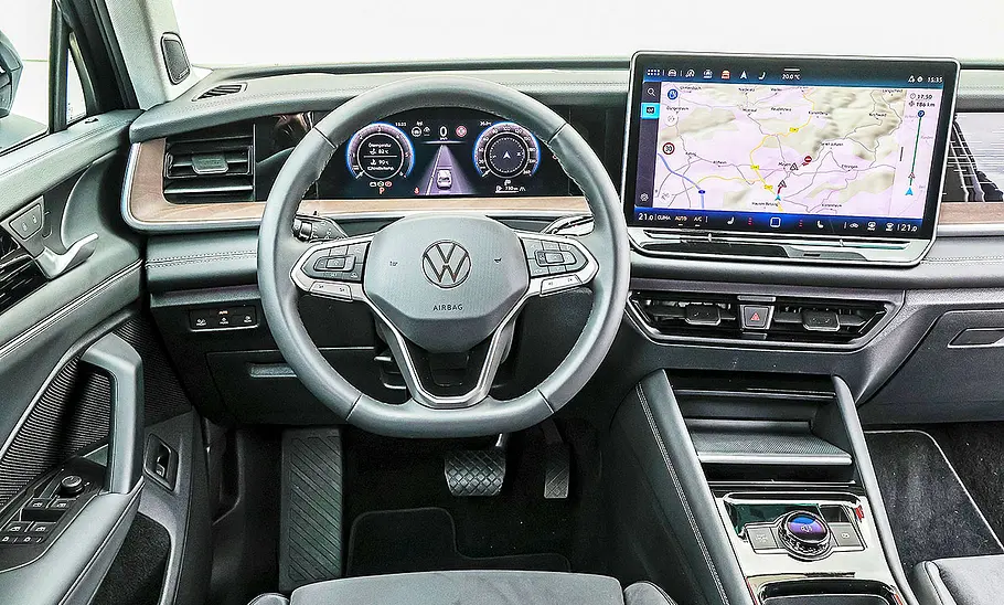 VW Tayron Blick auf die Armaturen im Innenraum des VW Tayron.