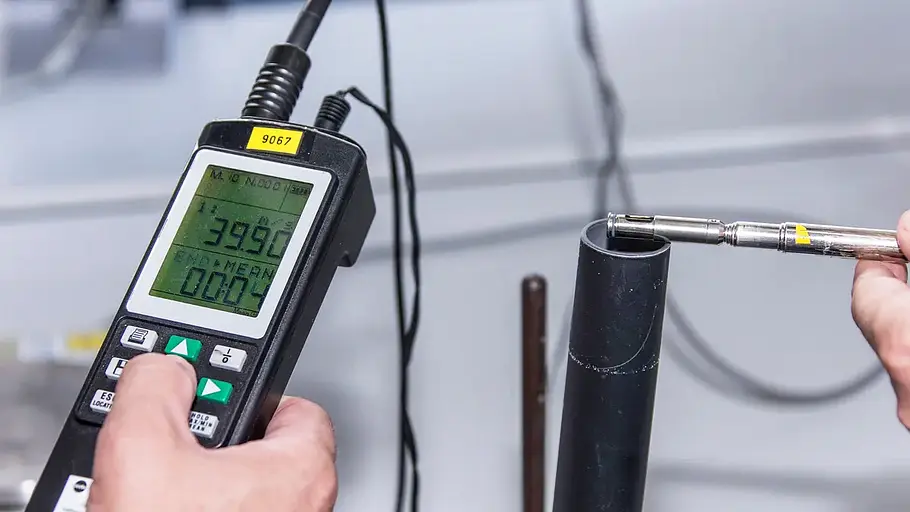 Aerometer bei der Messung der Saugleistung eines Industriestaubsaugers im Labor, fotografiert von schräg vorne.