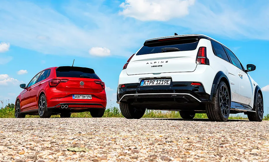 Blick von schräg hinten auf die beiden Kleinwagen VW Polo GTI und Alpine A290 GTS.