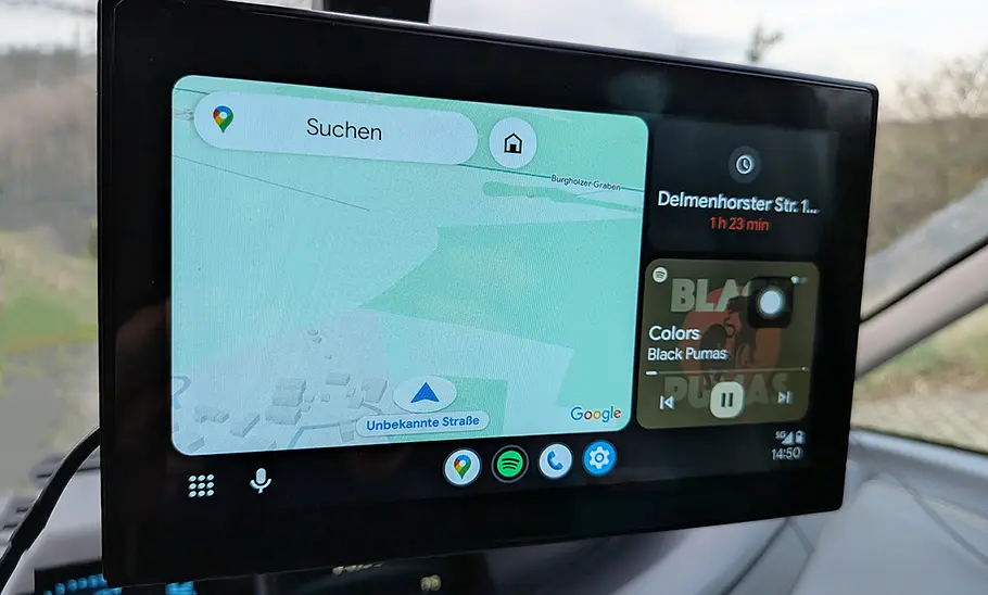 Der Volam Smart Screen RC08  an einer Windschutzscheibe mit Split Screen, fotografiert von vorne.