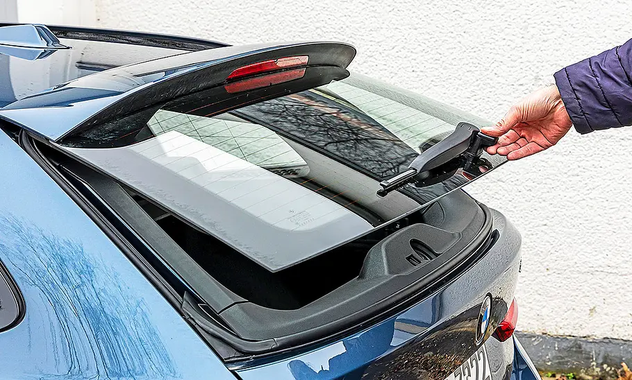 Blick auf die aufklappbare Heckscheibe des BMW 3er Touring.